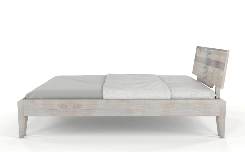 Wysokie łóżko z drewnianym zagłówkiem