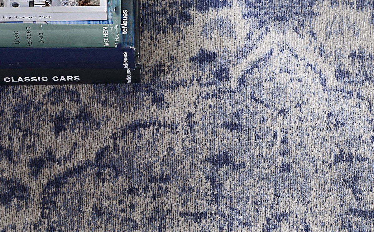 Tkany dywan w kwieciste wzory