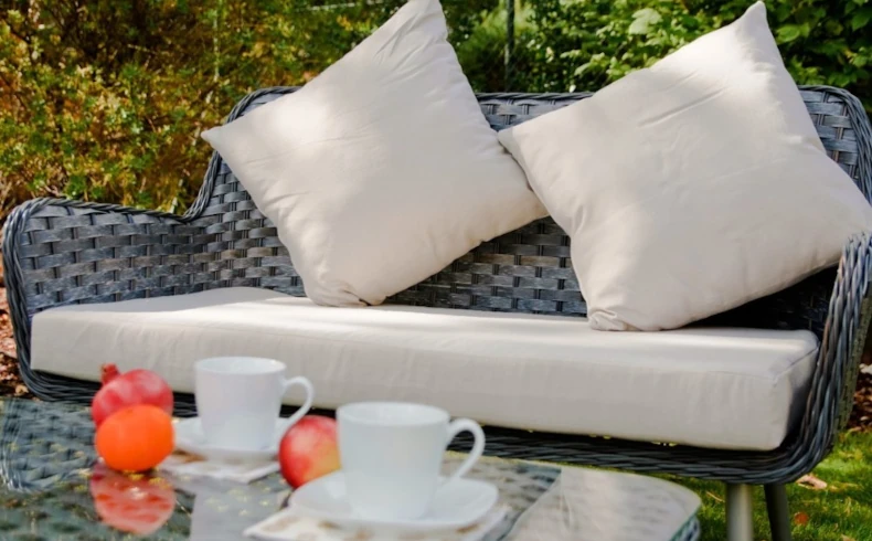 Wygodna sofa ogrodowa z poduszkami