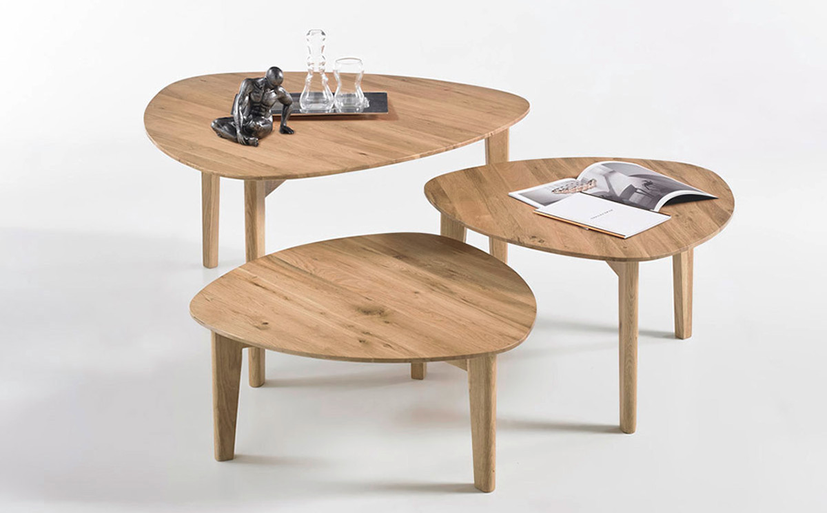 Trzy drewniane stoliki o nieregularnych kształtach