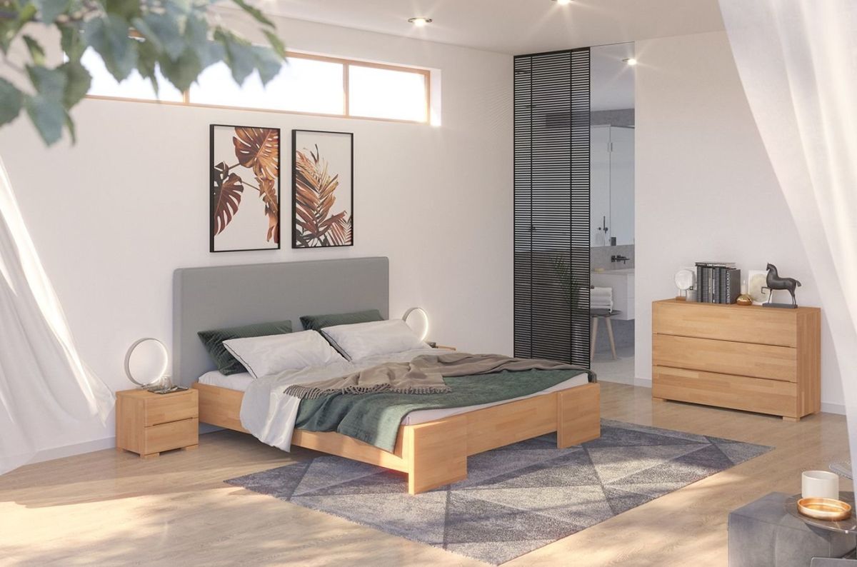 Drewniane łóżko z tapicerowanym zagłówkiem Visby HESSEL