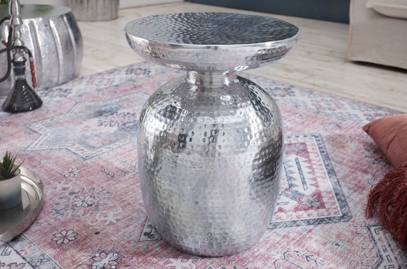 Srebrny stolik kawowy ORIENT z młotkowanego aluminium / 36x47x36 cm