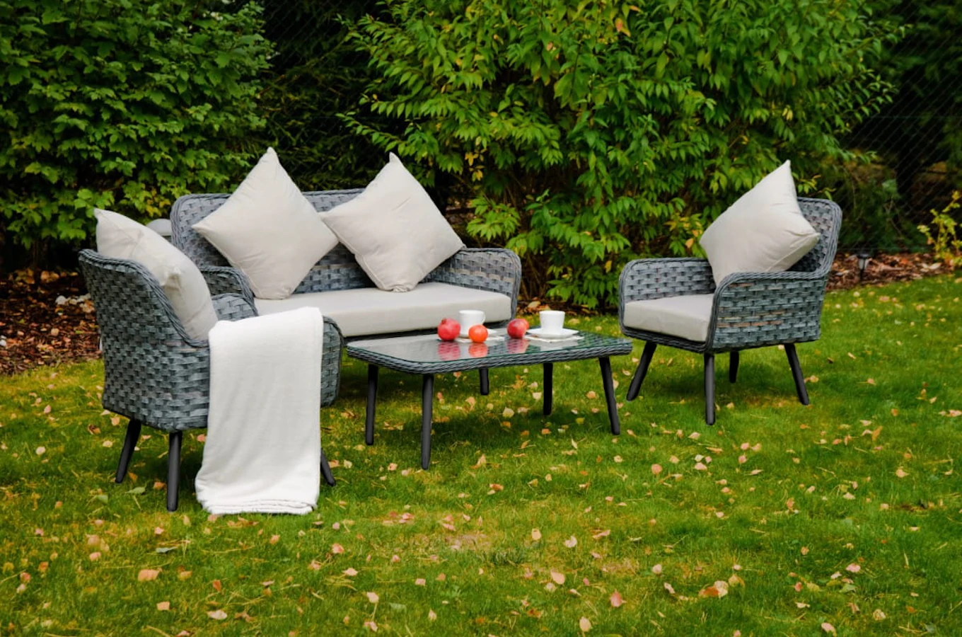 Zestaw mebli ogrodowych z technorattanu BLATTEN / Stół + 2 fotele + sofa