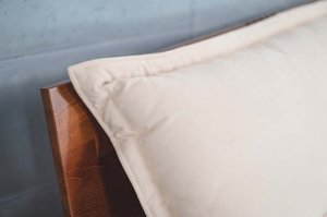 Beżowa poduszka dzienna Visby MJUKA na drewniany zagłówek łóżka do sypialni / tkanina Casablanca 2302