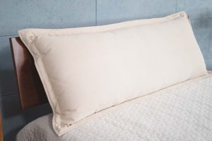 Beżowa poduszka dzienna Visby MJUKA na drewniany zagłówek łóżka do sypialni / tkanina Casablanca 2302 - Promocja!