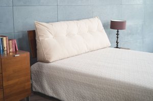 Beżowa poduszka dzienna Visby TRIANGEL 120 cm na drewniany zagłówek łóżka do sypialni / tkanina Casablanca 2302
