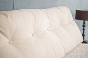 Beżowa poduszka dzienna Visby TRIANGEL 120 cm na drewniany zagłówek łóżka do sypialni / tkanina Casablanca 2302 - Promocja!