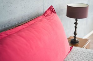 Czerwona poduszka dzienna Visby MJUKA na drewniany zagłówek łóżka do sypialni / tkanina French Velvet 663 - Promocja!
