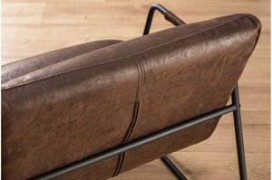 Fotel tapicerowany MUSTANG z podłokietnikami na metalowych nogach / brązowy