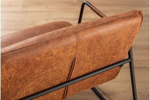 Fotel tapicerowany MUSTANG z podłokietnikami na metalowych nogach / jasny brąz