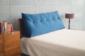 Granatowa poduszka dzienna Visby TRIANGEL na drewniany zagłówek łóżka do sypialni / tkanina French Velvet 670