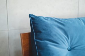 Granatowa poduszka dzienna Visby TRIANGEL na drewniany zagłówek łóżka do sypialni / tkanina French Velvet 670 - Promocja!
